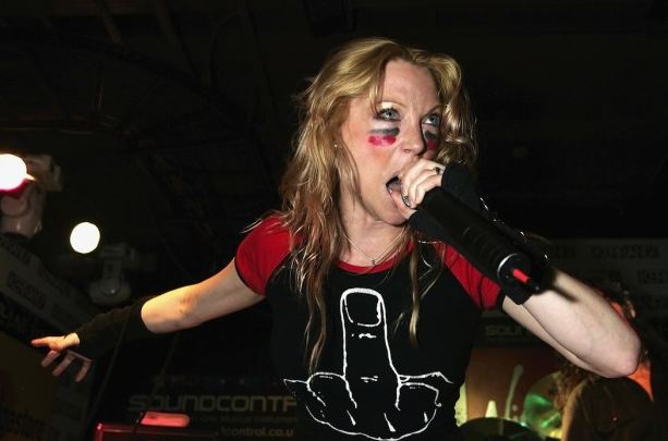 5 Vokalis ini buktikan cewek juga jago screaming metal