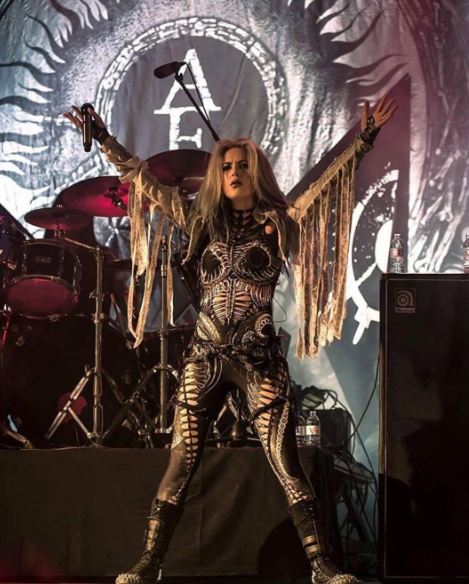 5 Vokalis ini buktikan cewek juga jago screaming metal