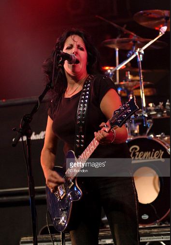 5 Vokalis ini buktikan cewek juga jago screaming metal