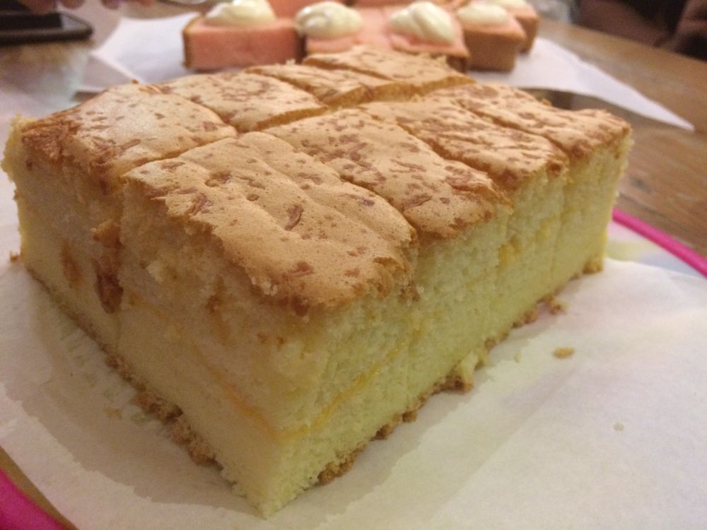 Sponge cake berbentuk bantal ini jadi tren di Indonesia