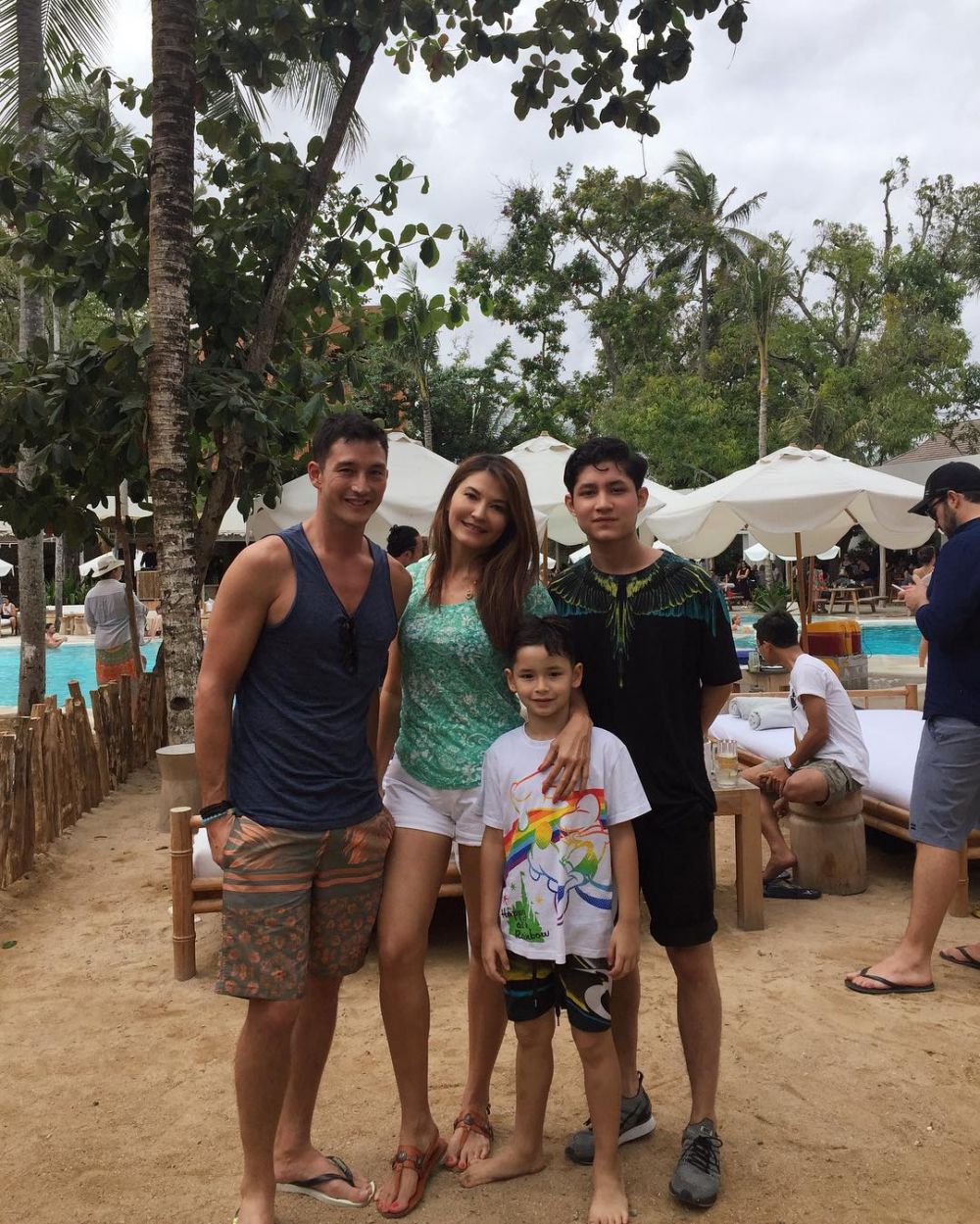 Akur meski telah bercerai, ini 10 foto harmonisnya Mike Lewis-Tamara