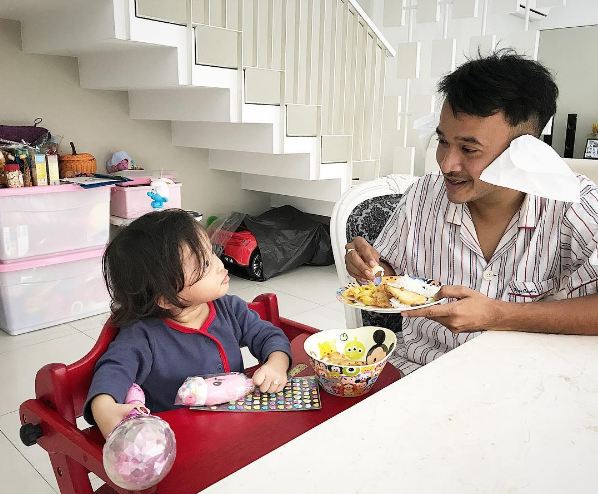 Suami 5 selebriti ini tak sungkan bantu kegiatan rumahan, bikin salut