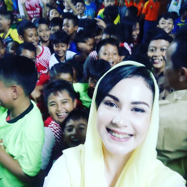 10 Foto kegiatan Arumi Bachsin, istri bupati yang dekat sama warganya
