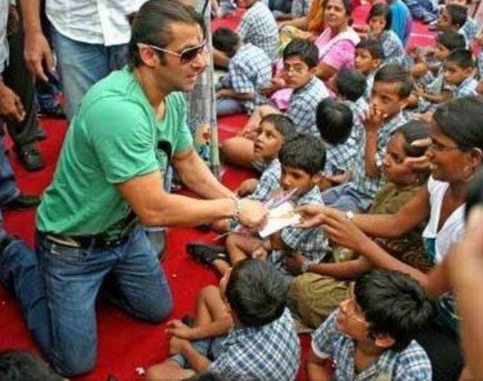 Tak terungkap ke publik, 10 seleb Bollywood ini rupanya senang beramal