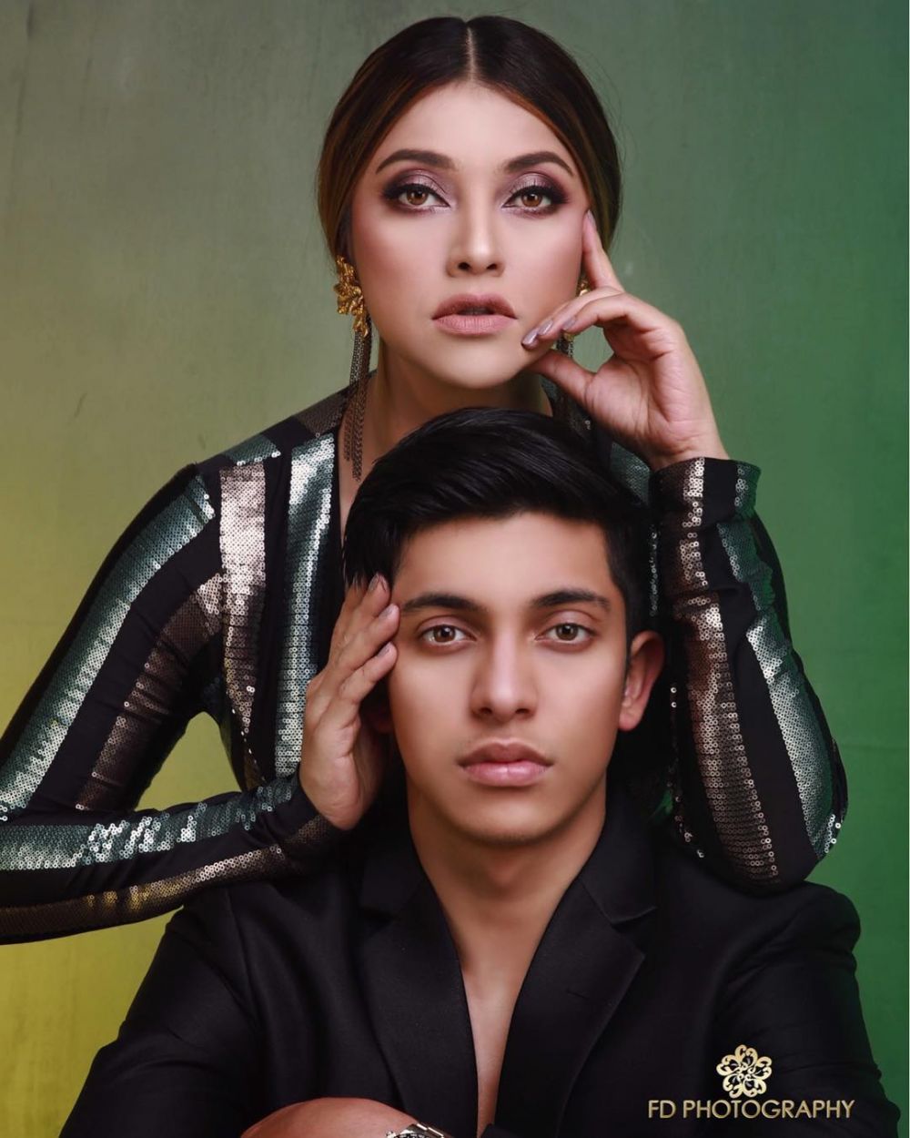 5 Foto seksi Sarah Azhari sama anaknya, bak sepasang kekasih gitu deh