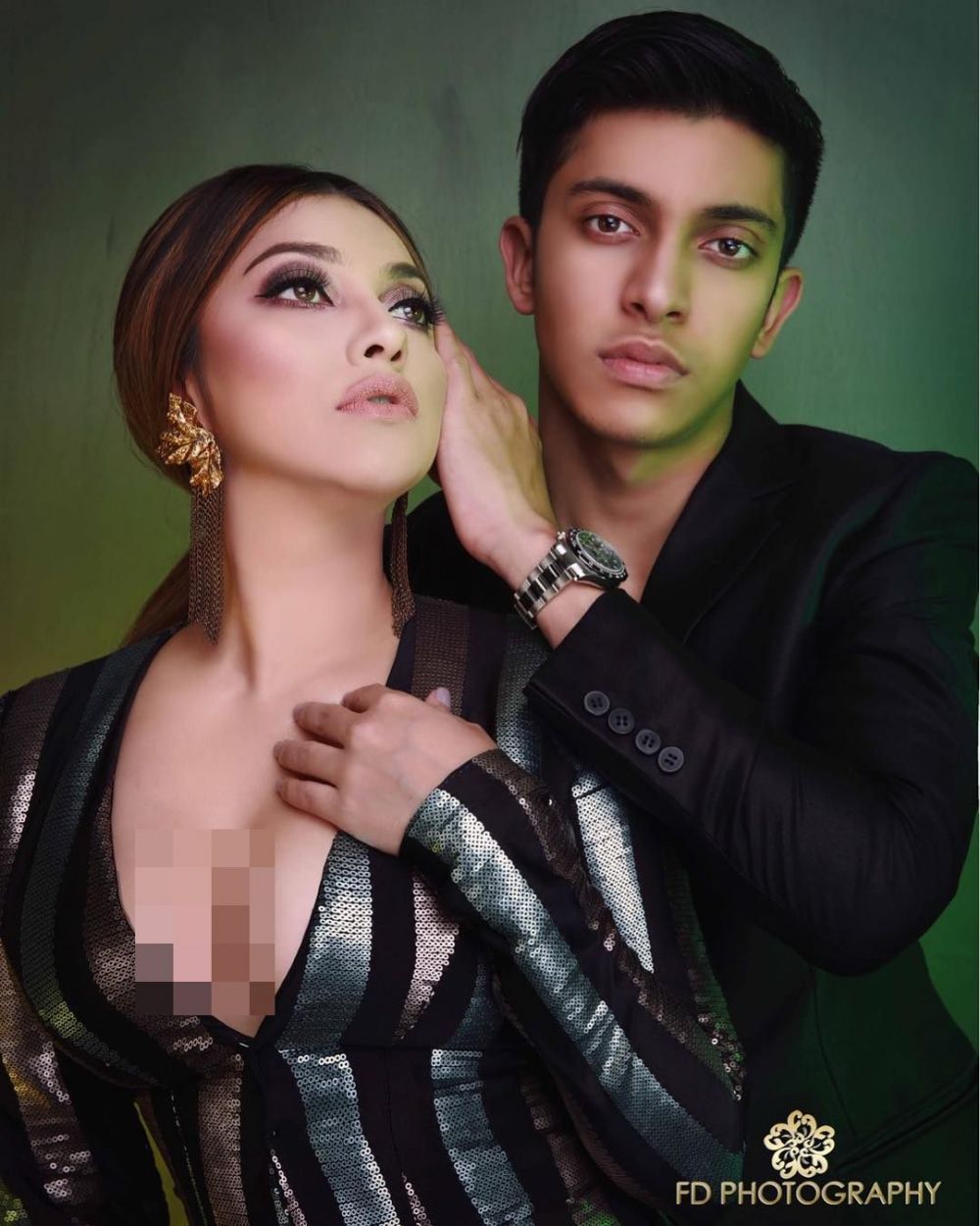 5 Foto seksi Sarah Azhari sama anaknya, bak sepasang kekasih gitu deh