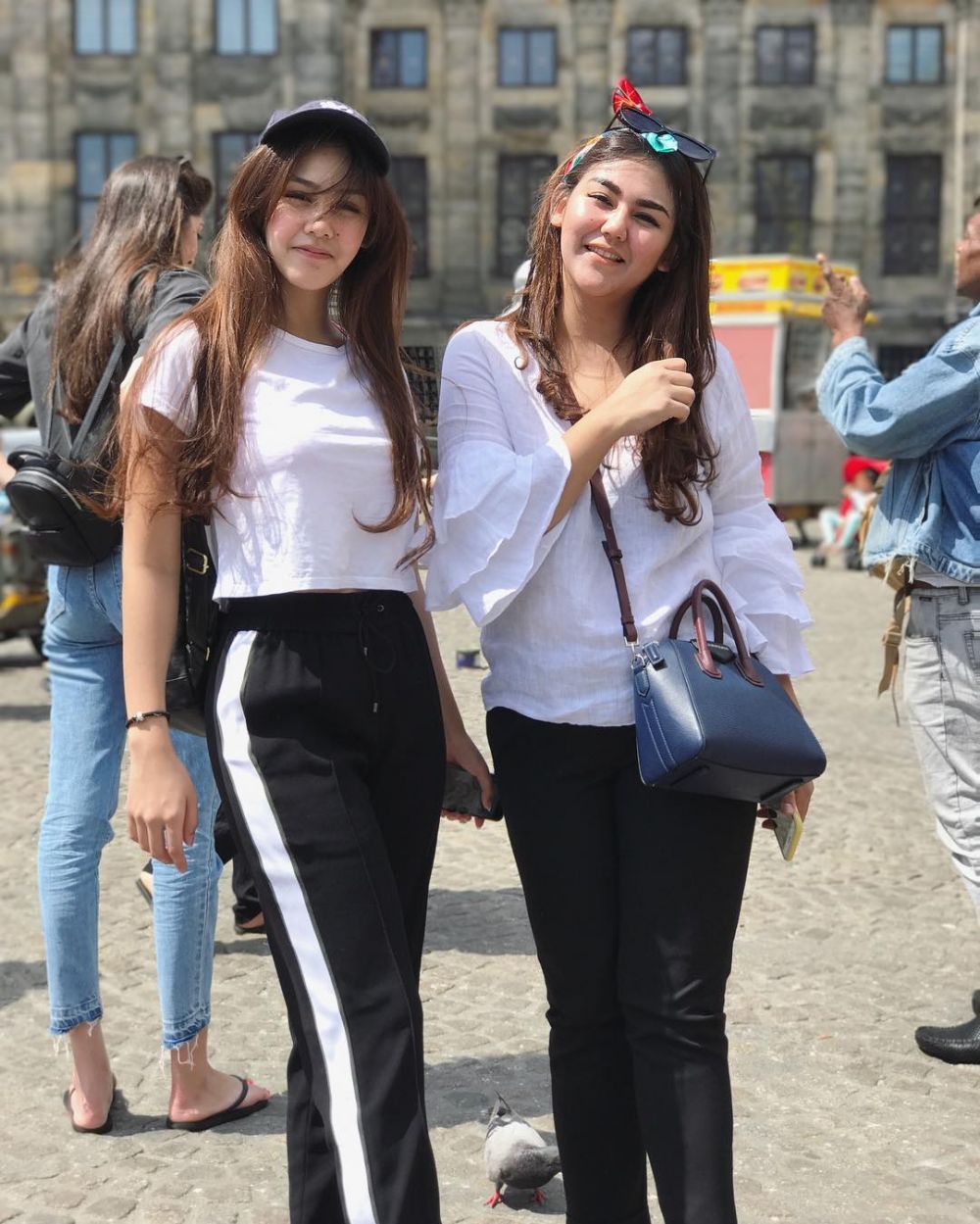 Bukan kembar, 10 artis ini wajahnya mirip banget dengan saudaranya