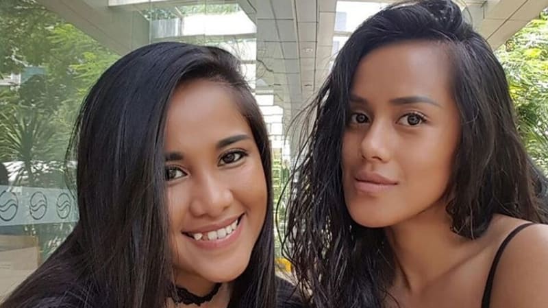 Bukan kembar, 10 artis ini wajahnya mirip banget dengan saudaranya