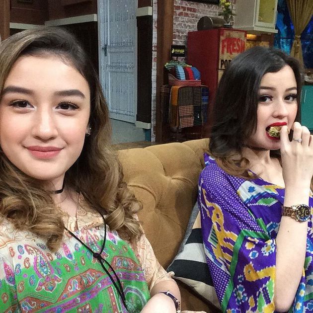 Bukan kembar, 10 artis ini wajahnya mirip banget dengan saudaranya