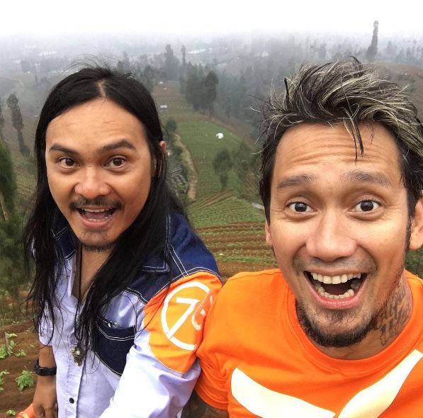 10 Potret persahabatan Tora Sudiro dan Stevi Item, bromance abis