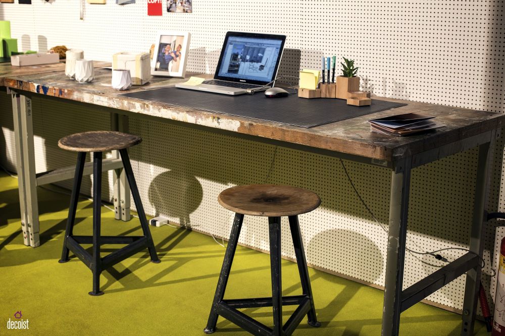 10 Desain meja paling kece buat kantor atau rumah, bikin betah kerja