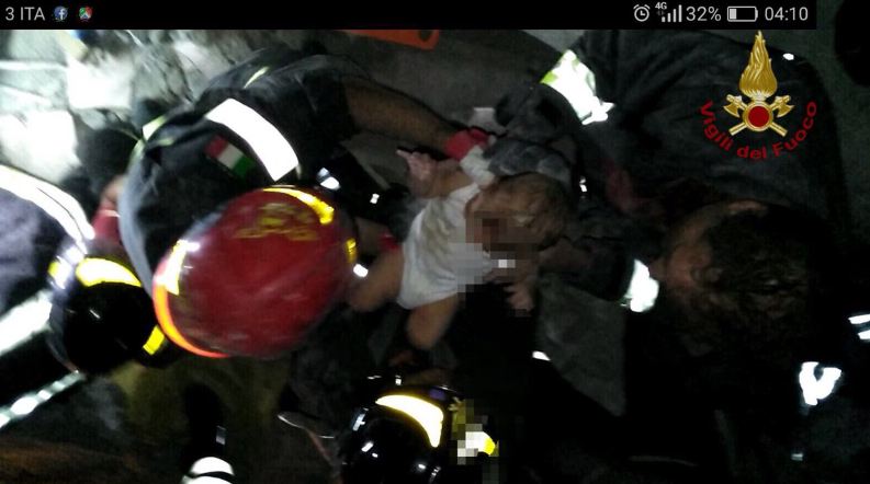 Bayi selamat dari gempa, 6 foto proses evakuasinya bikin haru