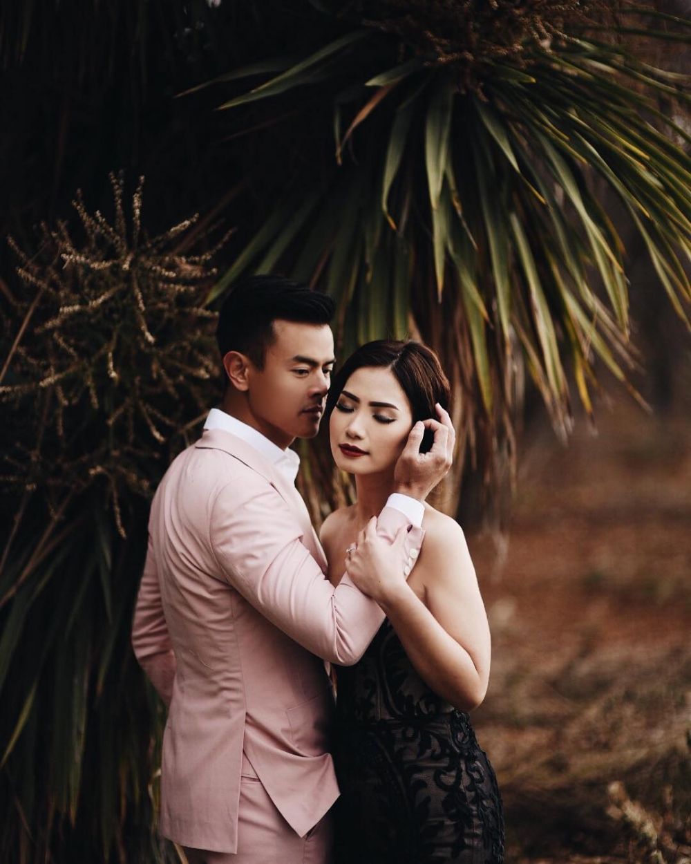 Segera menikah, ini 10 foto mesra Dion Wiyoko & Fiona saat prewedding