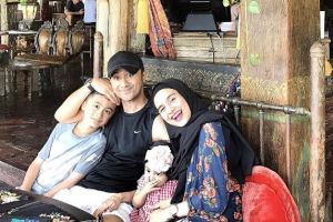 Terpaut usia 10 tahun, ini 7 potret harmonis keluarga Hengky Kurniawan