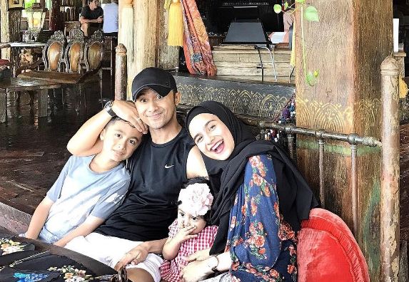 Terpaut usia 10 tahun, ini 7 potret harmonis keluarga Hengky Kurniawan