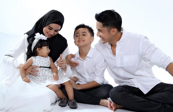 Terpaut usia 10 tahun, ini 7 potret harmonis keluarga Hengky Kurniawan