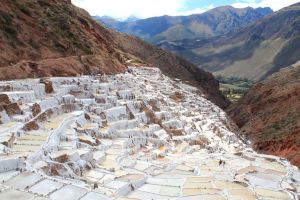 Tiga ribu tambak garam ini tak lazim, letaknya di wilayah pegunungan