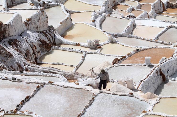 Tiga ribu tambak garam ini tak lazim, letaknya di wilayah pegunungan
