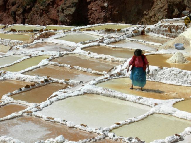 Tiga ribu tambak garam ini tak lazim, letaknya di wilayah pegunungan