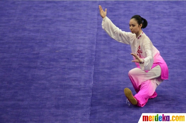 7 Foto aksi garang si cantik Lindswell Kwok saat bermain wushu