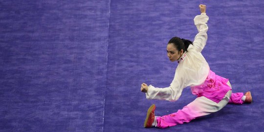 7 Foto aksi garang si cantik Lindswell Kwok saat bermain wushu