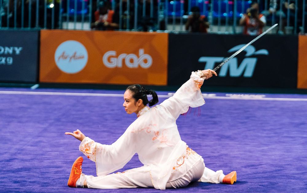 7 Foto aksi garang si cantik Lindswell Kwok saat bermain wushu