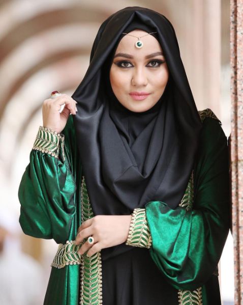 10 Potret wajah Anniesa Hasibuan pakai makeup, natural sampai glamor