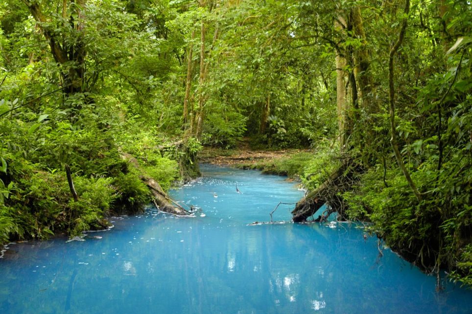 10 Danau di dunia ini eksotis banget, Indonesia nggak mau kalah