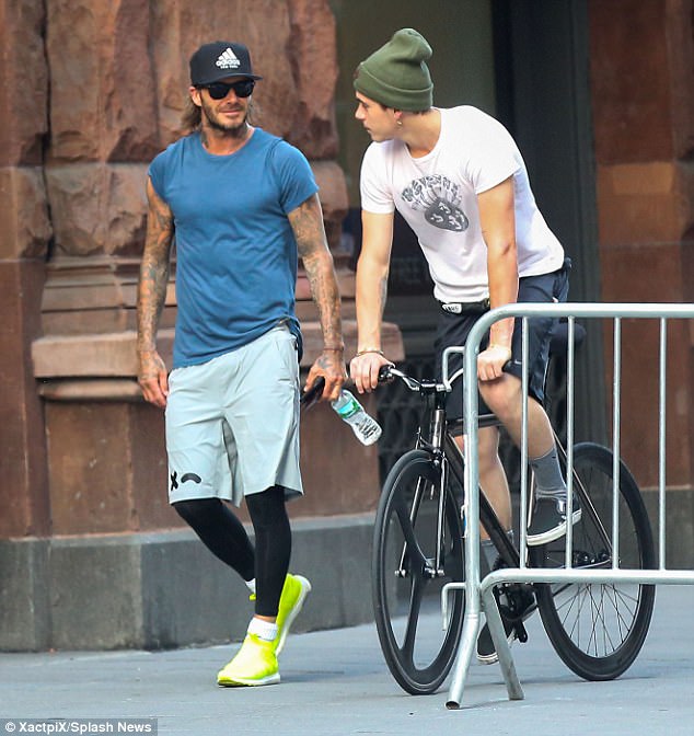 10 Potret kedekatan David Beckham & anaknya Brooklyn, kayak kakak adik