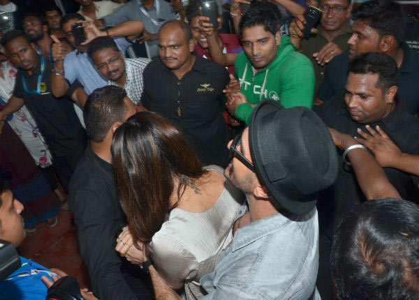 Aksi sigap 5 aktor Bollywood lindungi kekasih dari kepungan wartawan