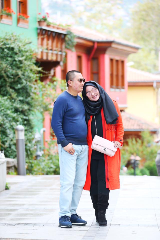 10 Foto ala prewed bos First Travel, masih mesra setelah terciduk?