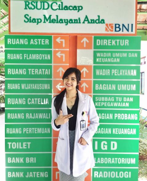 10 Potret wanita cantik di balik foto viral 'Bu dokter minta vaksin'