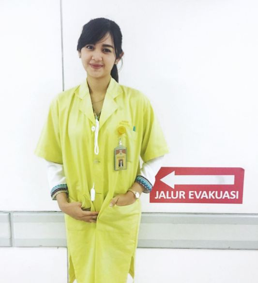 10 Potret wanita cantik di balik foto viral 'Bu dokter minta vaksin'