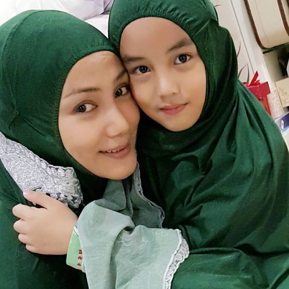 10 Potret mantan istri Engku Emran, nggak kalah cantik dari Bella