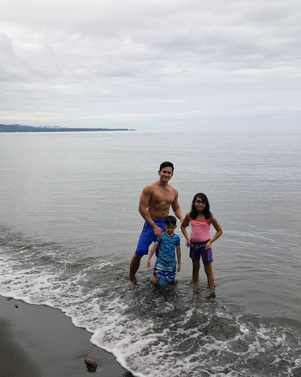 10 Potret Marcelino Lefrandt saat momong anak, hot papa banget!