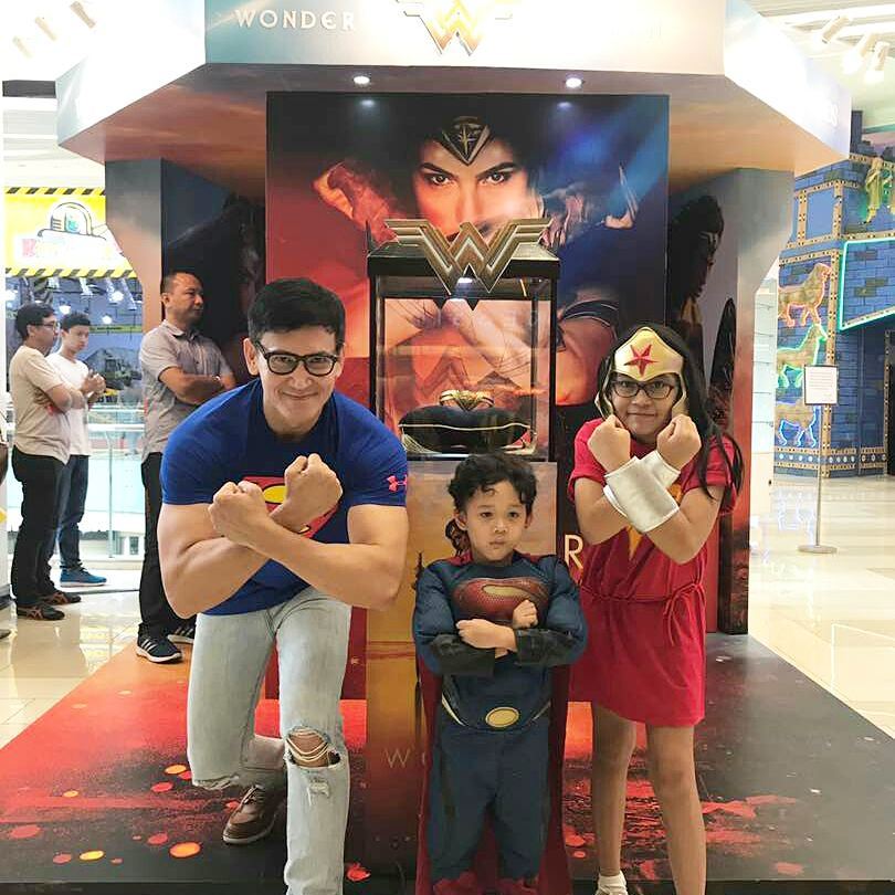 10 Potret Marcelino Lefrandt saat momong anak, hot papa banget!