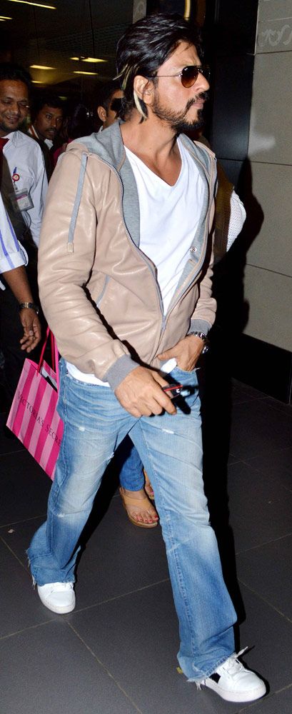 10 Gaya Shah Rukh Khan saat di airport, awas cewek langsung naksir