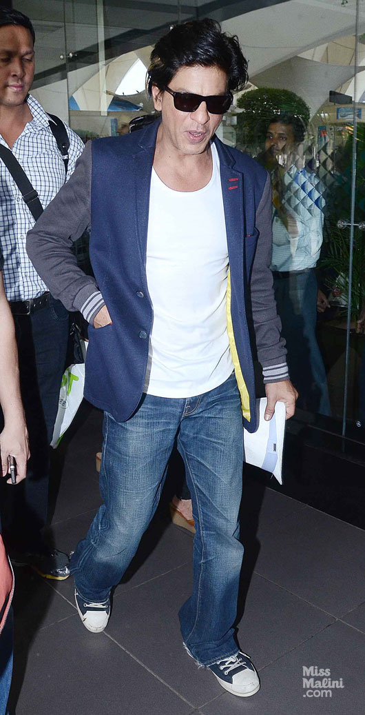 10 Gaya Shah Rukh Khan saat di airport, awas cewek langsung naksir