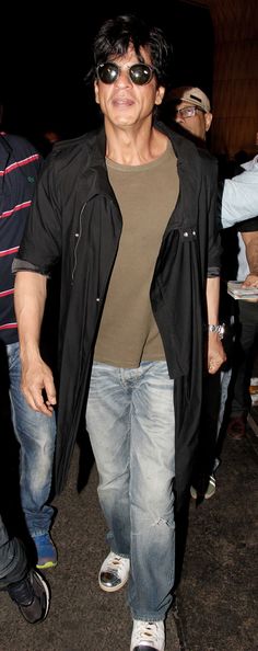 10 Gaya Shah Rukh Khan saat di airport, awas cewek langsung naksir