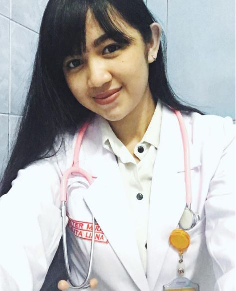 5 Gaya selfie Estelita, wanita mirip di foto dokter cantik yang viral
