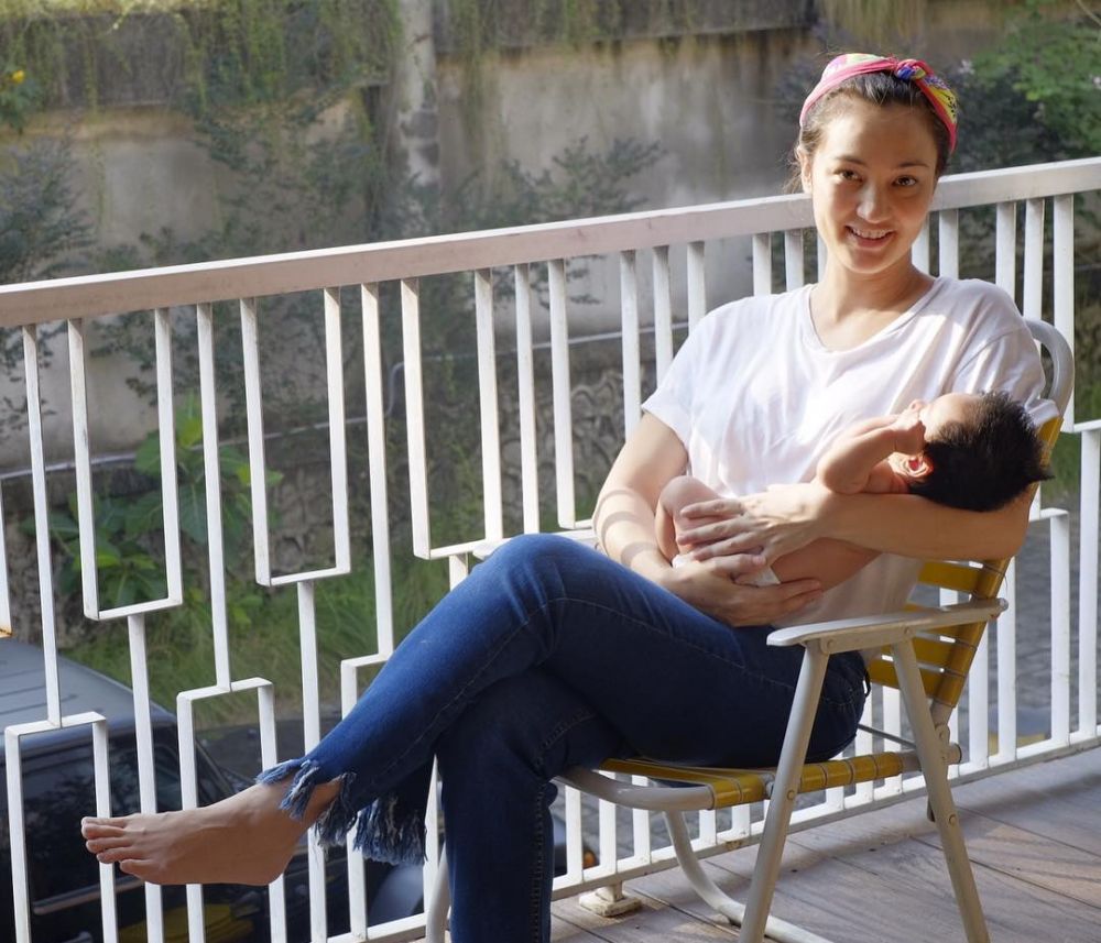 7 Gaya Atiqah Hasiholan saat momong anak, tetap cantik tanpa makeup