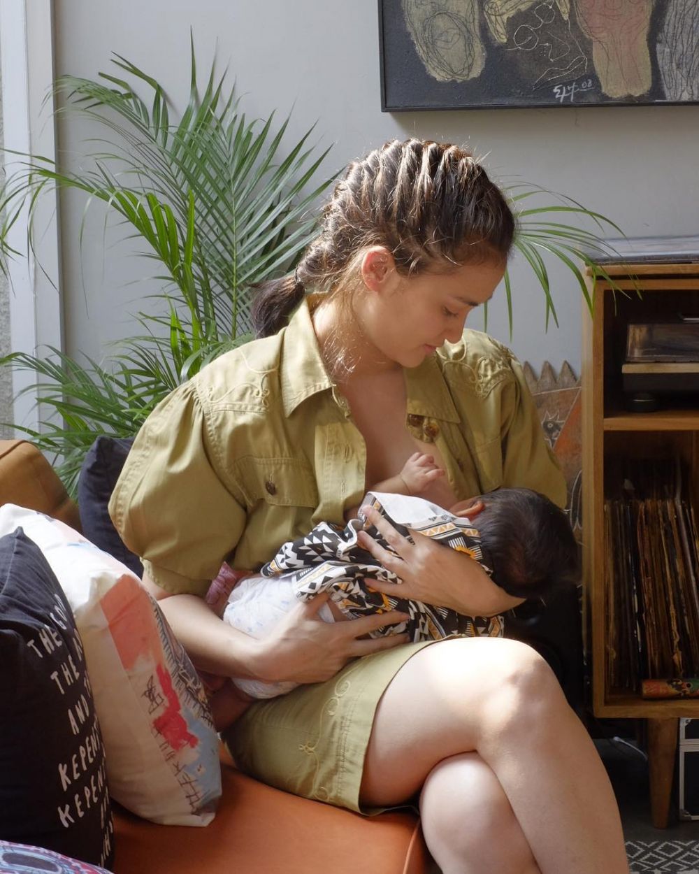 7 Gaya Atiqah Hasiholan saat momong anak, tetap cantik tanpa makeup