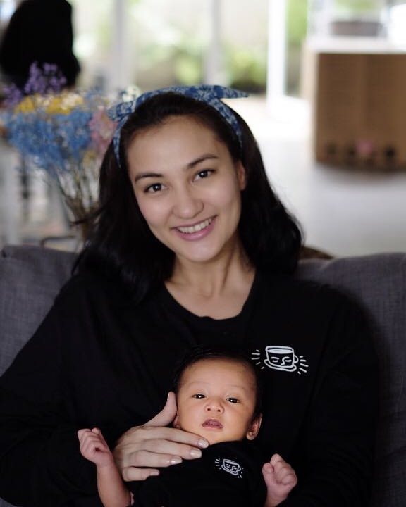 7 Gaya Atiqah Hasiholan saat momong anak, tetap cantik tanpa makeup