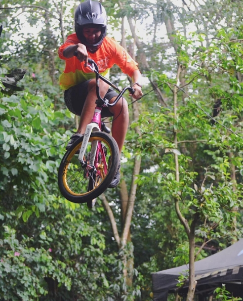 8 Aksi Elga Kharisma di atas sepeda, peraih emas SEA Games cabor BMX