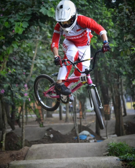 8 Aksi Elga Kharisma di atas sepeda, peraih emas SEA Games cabor BMX