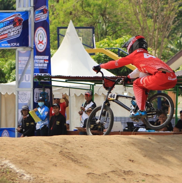 8 Aksi Elga Kharisma di atas sepeda, peraih emas SEA Games cabor BMX
