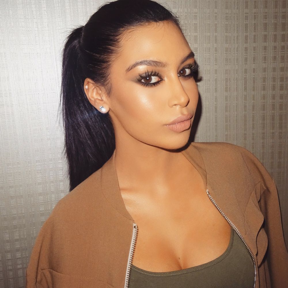 5 Cewek ini disebut 'kembaran' Kim Kardashian, asli atau oplas nih?