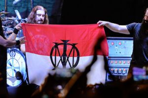 Di 5 konser band bule ini bendera Merah Putih berkibar dengan gagah