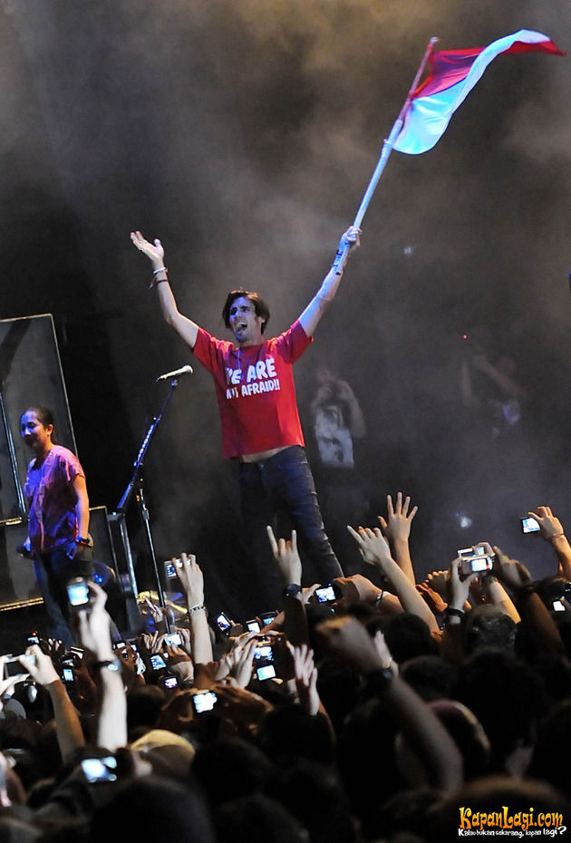 Di 5 konser band bule ini bendera Merah Putih berkibar dengan gagah
