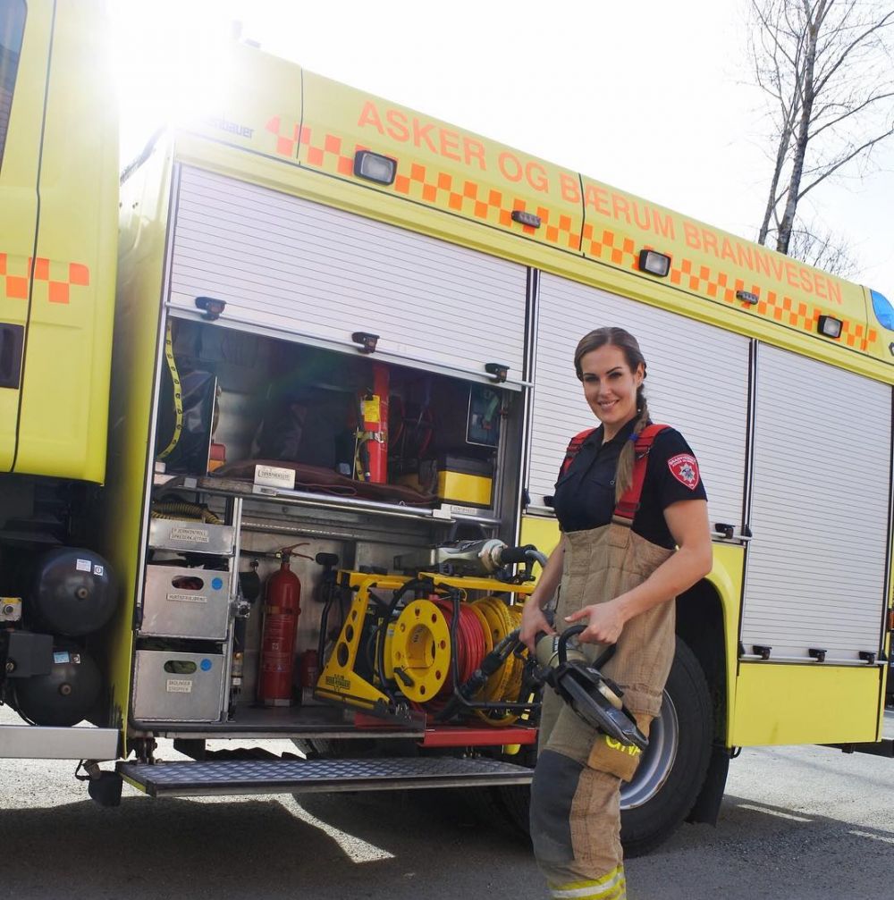 Amboi cantiknya pemadam kebakaran ini, 10 aksinya bikin cowok terpana